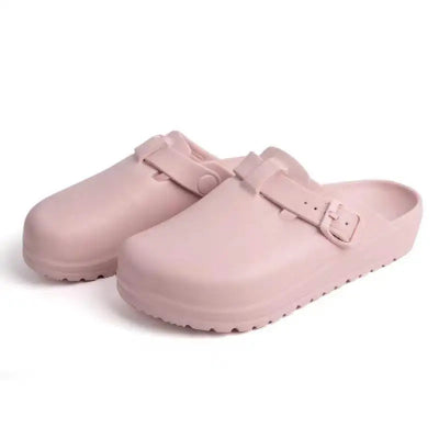 "Minimalismo y Confort Compartido: Pantuflas Slip-On para Parejas"