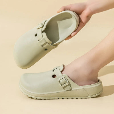 "Minimalismo y Confort Compartido: Pantuflas Slip-On para Parejas"