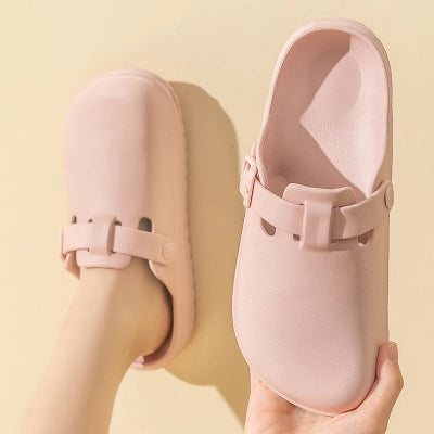 "Minimalismo y Confort Compartido: Pantuflas Slip-On para Parejas"