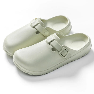 "Minimalismo y Confort Compartido: Pantuflas Slip-On para Parejas"